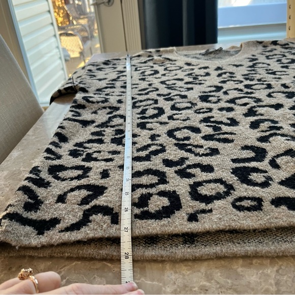 Lyla & Like v neck tan and black oversized sweater size medium - Picture 7 of 9